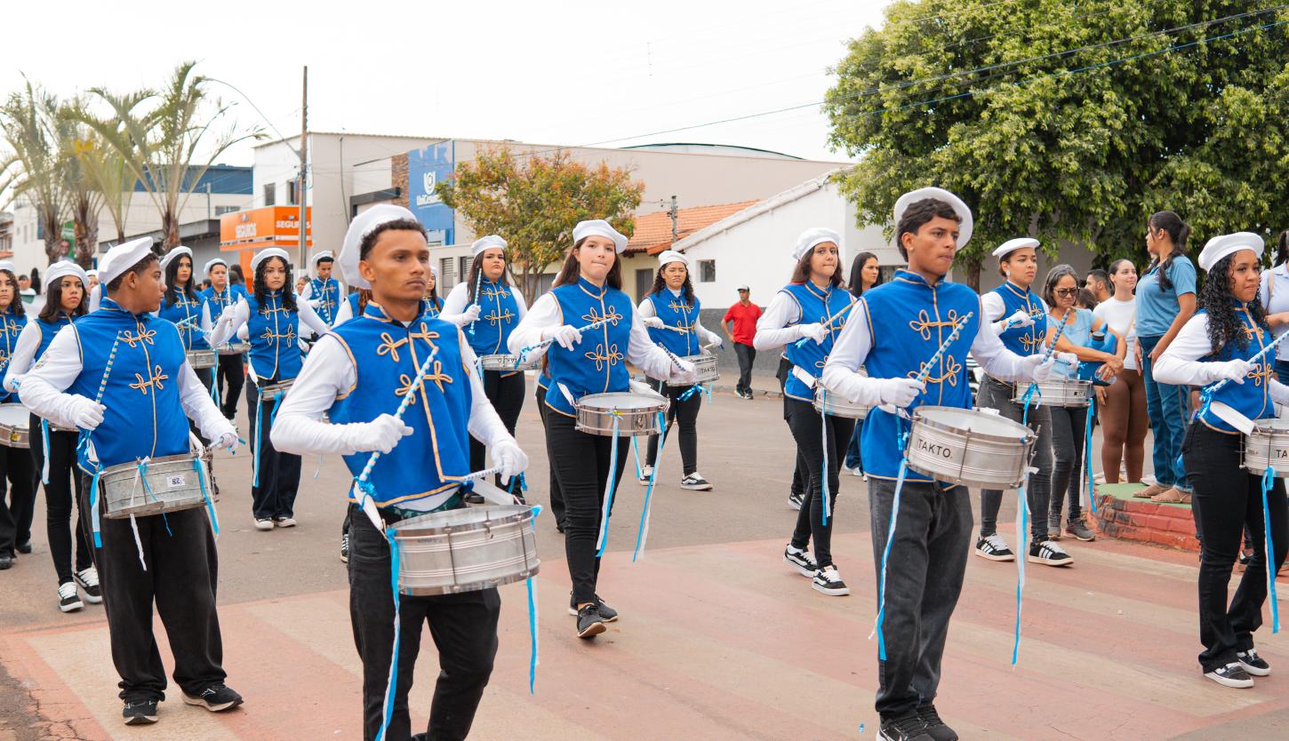 COMEMORAÇÃO DA INDEPENDÊNCIA DO BRASIL MOVIMENTOU VAZANTE COM DESFILE CÍVICO-ESTUDANTIL 