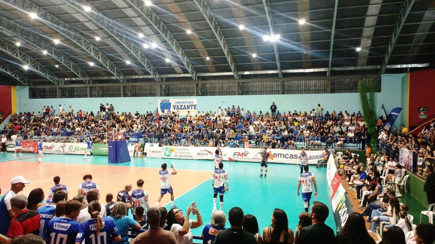 JOGO DO CAMPEONATO MINEIRO DE VÔLEI MASCULINO ATRAIU MAIS DE 2 MIL PESSOAS EM VAZANTE