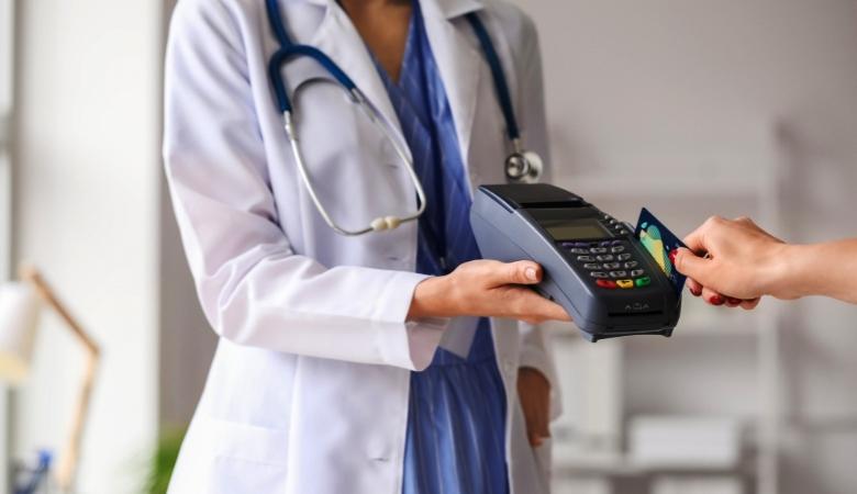 PROJETO PROÍBE COBRANÇA POR CONSULTAS DE RETORNO EM PLANOS DE SAÚDE E ATENDIMENTOS PRIVADOS