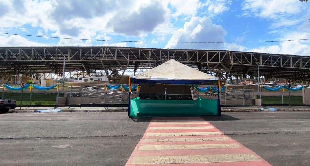SECRETARIA MUNICIPAL DE CULTURA ORNAMENTA ESTRUTURA PARA O DESFILE DE 7 DE SETEMBRO EM VAZANTE