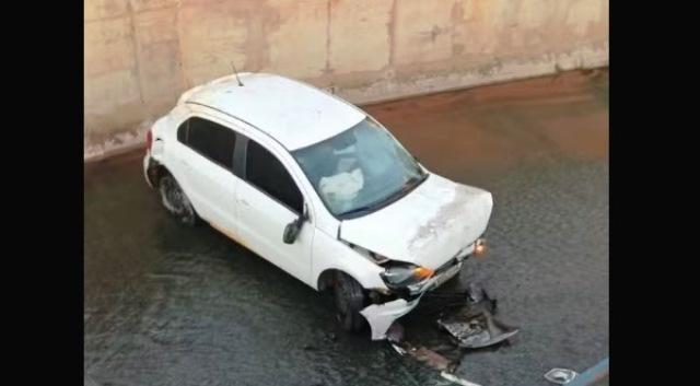 VÍDEO REGISTRA MOMENTO EM QUE CARRO CAPOTA E CAI NO CÓRREGO DO MONJOLO EM PATOS DE MINAS