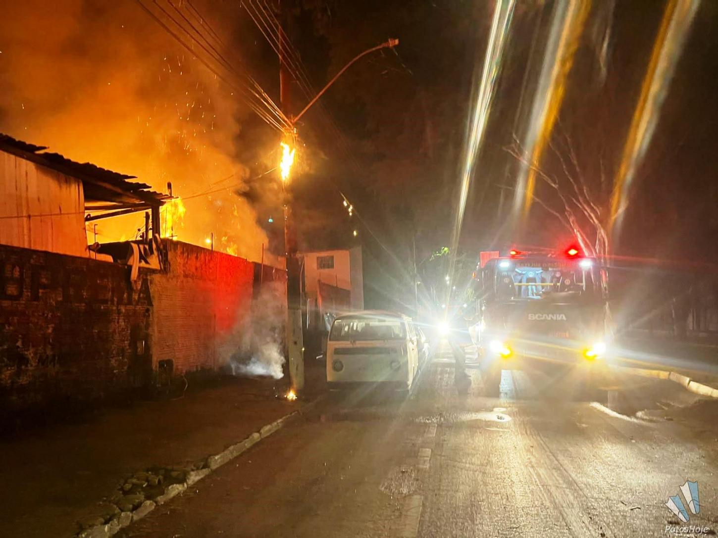 BOMBEIROS RETIRAM MORADOR DE RESIDÊNCIA ATINGIDA POR INCÊNDIO EM PATOS DE MINAS