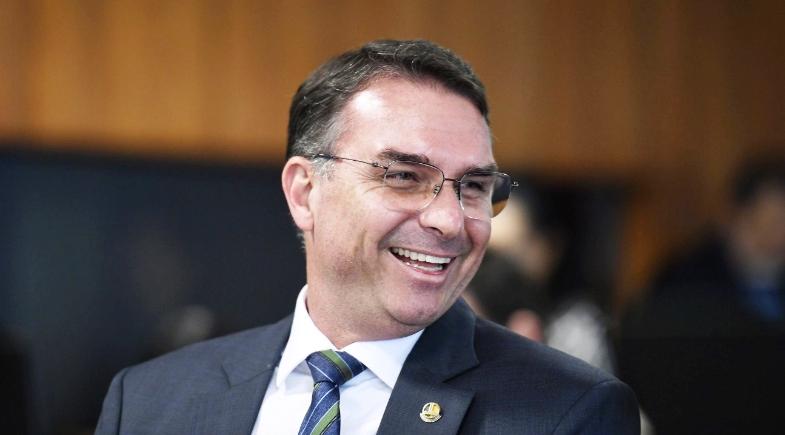 FLÁVIO BOLSONARO CHEGA AOS ESTADOS UNIDOS COM A FAMÍLIA APÓS FUGIR DO BRASIL