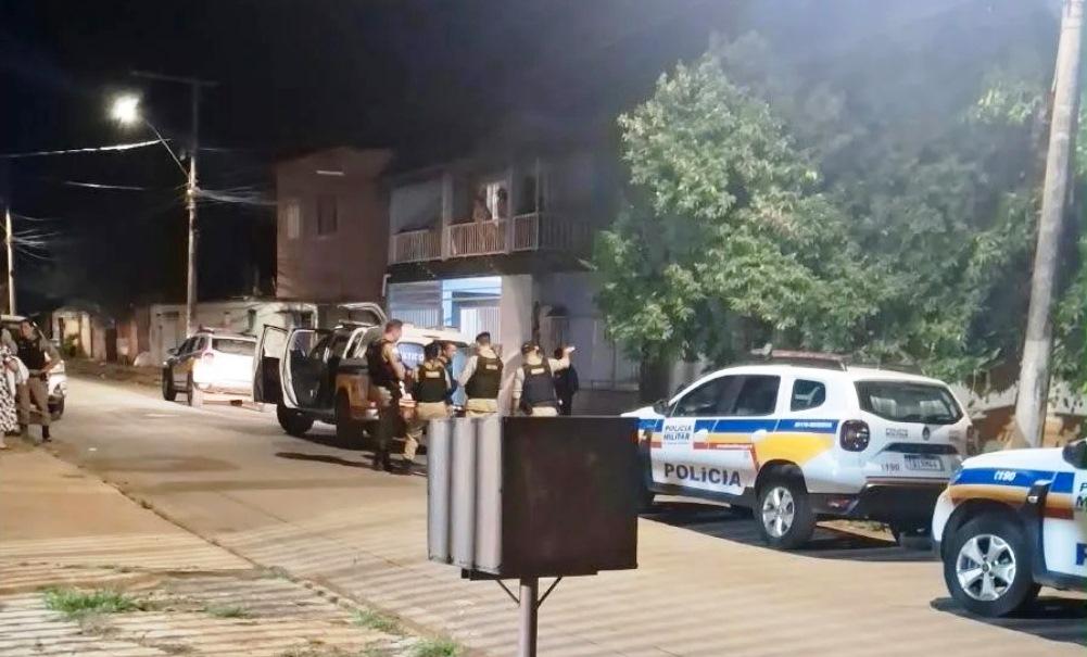 HOMEM ATIRA CONTRA A ESPOSA, TROCA TIROS COM A POLÍCIA E TENTA SUICÍDIO EM PATOS DE MINAS