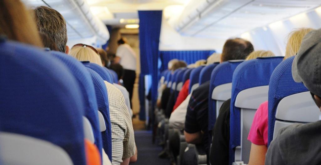 HOMEM É MULTADO EM R$ 17,5 MIL APÓS URINAR EM ÁREA COMUM DE AVIÃO DA AZUL