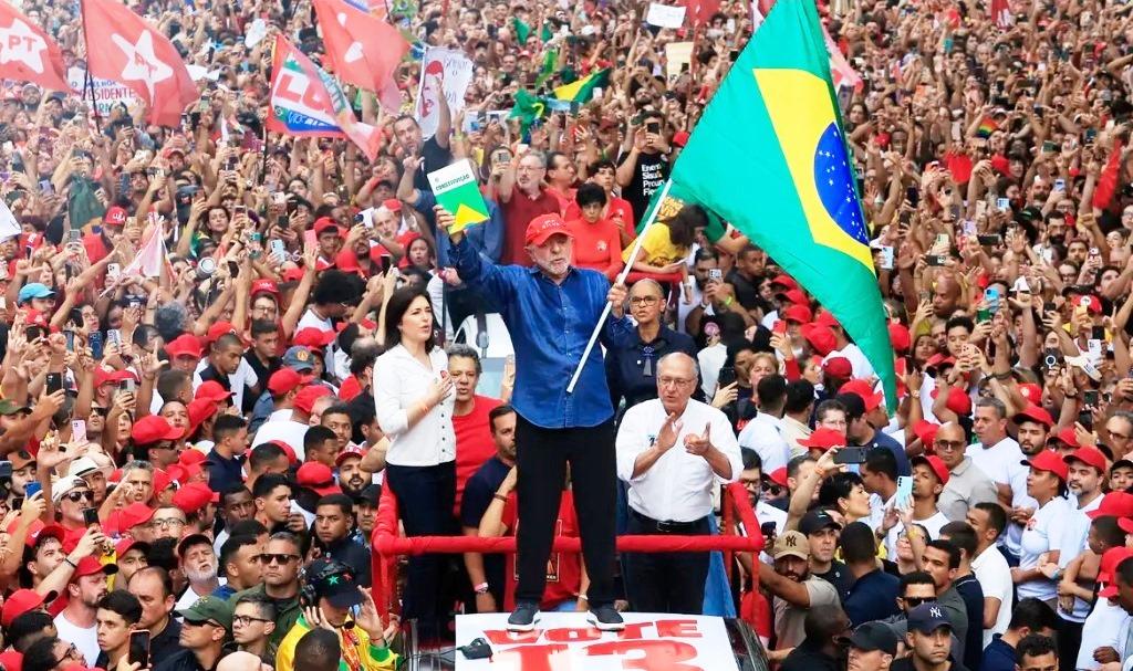 LULA É REELEITO PRESIDENTE DO BRASIL EM VIRADA HISTÓRICA 