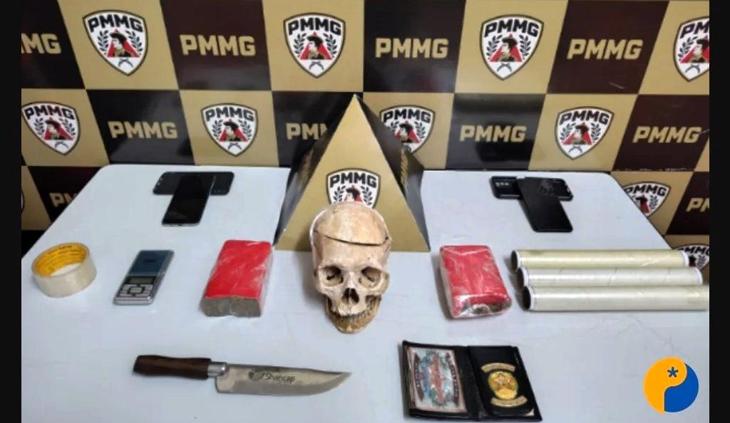 POLÍCIA MILITAR PRENDE HOMEM COM DROGAS E POSSÍVEL CRÂNIO HUMANO EM COROMANDEL 