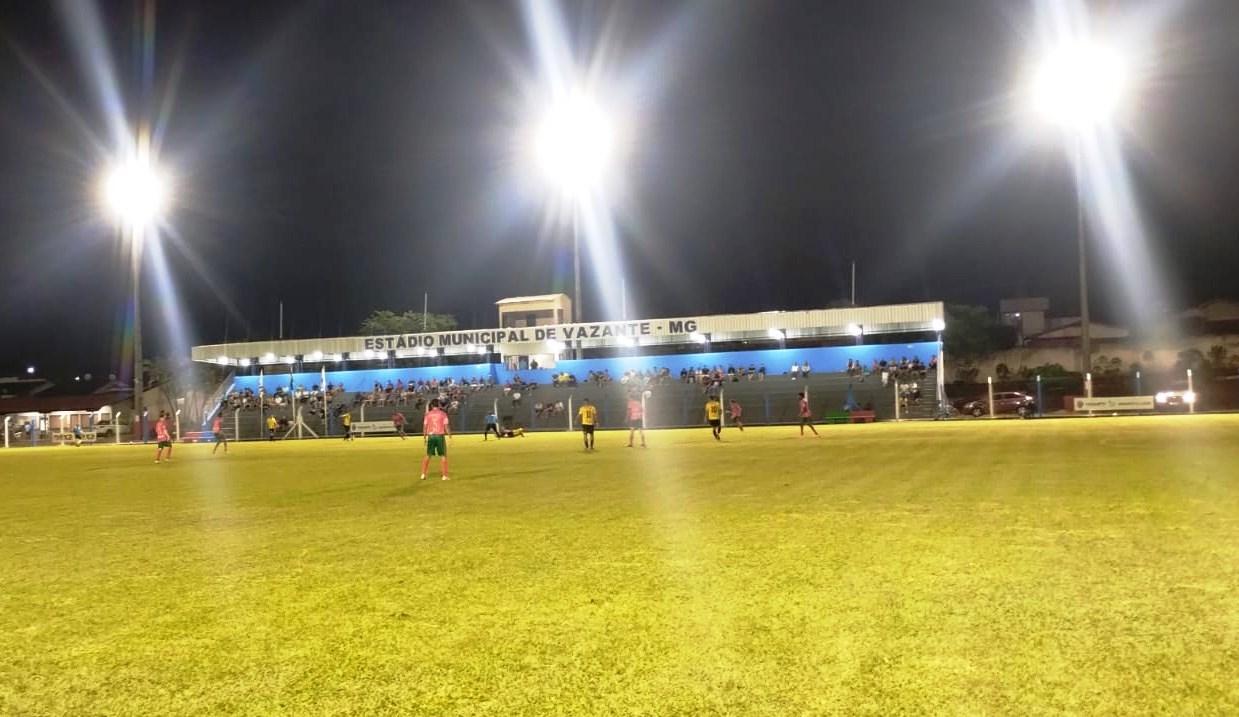 PREFEITURA DE VAZANTE INAUGURA NOVA ILUMINAÇÃO DO ESTÁDIO GIGANTE DA COLINA