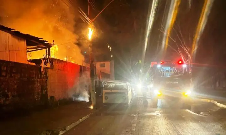 BOMBEIROS RETIRAM MORADOR DE RESIDÊNCIA ATINGIDA POR INCÊNDIO EM PATOS DE MINAS
