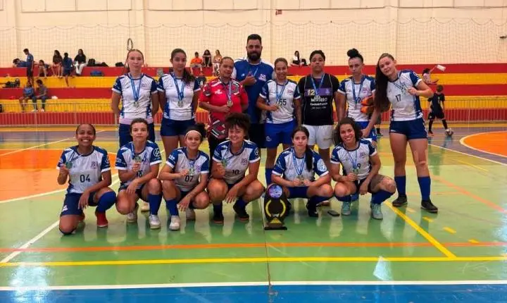 CAMPEONATO DE FUTSAL FEMININO REÚNE 10 CIDADES E MAIS DE 120 ATLETAS EM VAZANTE