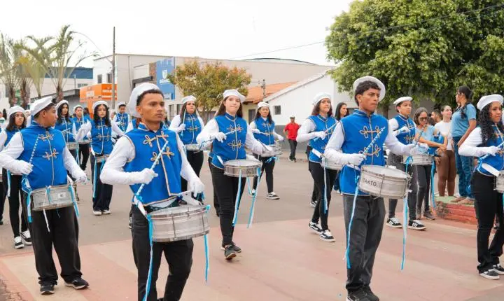 COMEMORAÇÃO DA INDEPENDÊNCIA DO BRASIL MOVIMENTOU VAZANTE COM DESFILE CÍVICO-ESTUDANTIL 