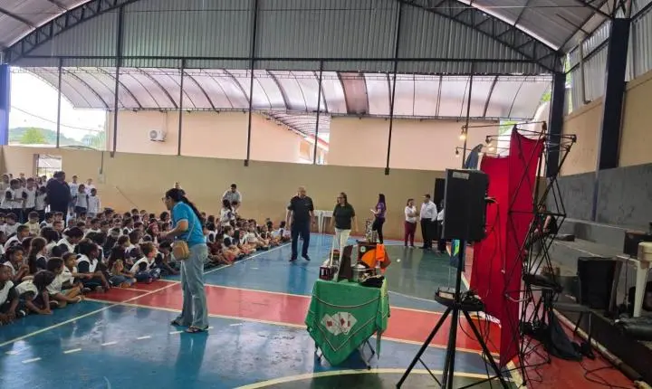 ESCOLAS MUNICIPAIS DE VAZANTE COMEMORAM A ‘SEMANA DA CRIANÇA’ COM ATIVIDADES RECREATIVAS