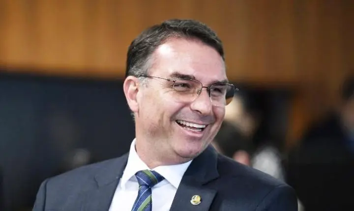 FLÁVIO BOLSONARO CHEGA AOS ESTADOS UNIDOS COM A FAMÍLIA APÓS FUGIR DO BRASIL