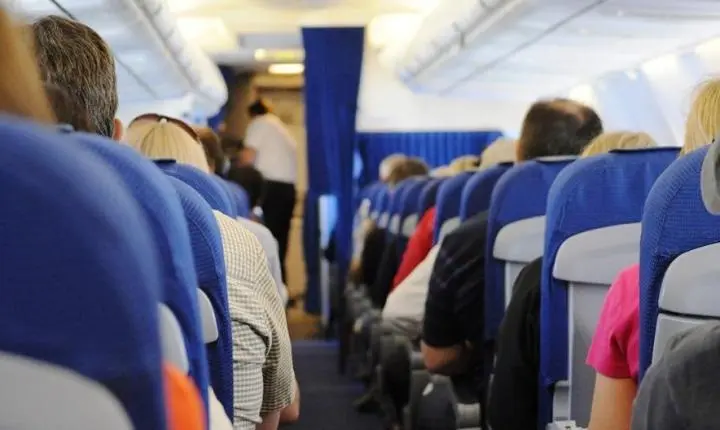 HOMEM É MULTADO EM R$ 17,5 MIL APÓS URINAR EM ÁREA COMUM DE AVIÃO DA AZUL