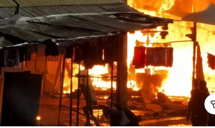 INCÊNDIO ATINGE TRÊS BARRACAS E RESULTA EM PREJUÍZOS PARA COMERCIANTES EM ROMARIA