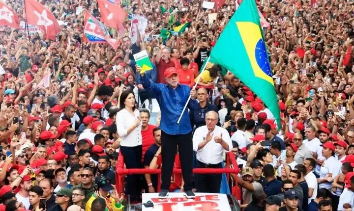 LULA É REELEITO PRESIDENTE DO BRASIL EM VIRADA HISTÓRICA 