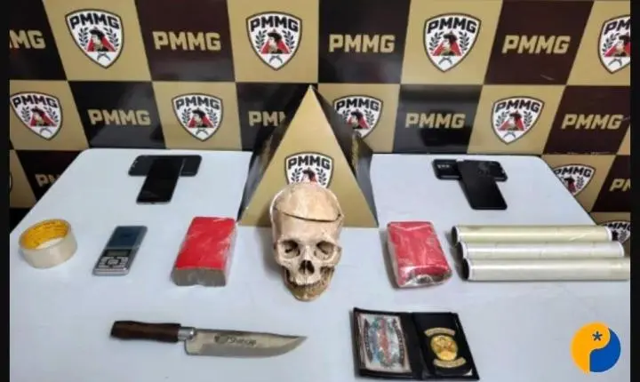 POLÍCIA MILITAR PRENDE HOMEM COM DROGAS E POSSÍVEL CRÂNIO HUMANO EM COROMANDEL 