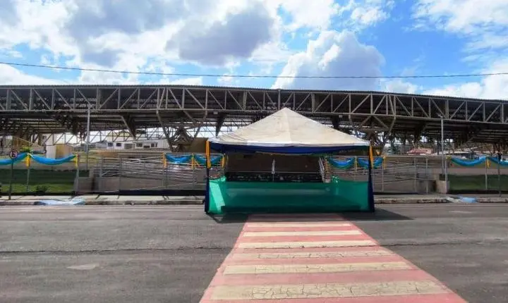 SECRETARIA MUNICIPAL DE CULTURA ORNAMENTA ESTRUTURA PARA O DESFILE DE 7 DE SETEMBRO EM VAZANTE