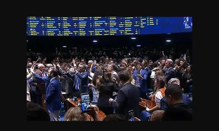 SENADO APROVA PEC QUE ACABA COM A JORNADA DE TRABALHO 6X1