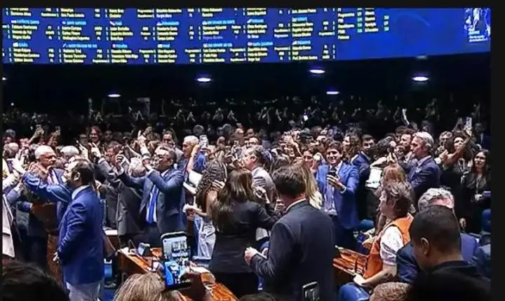 SENADO APROVA PEC QUE ACABA COM A JORNADA DE TRABALHO 6X1