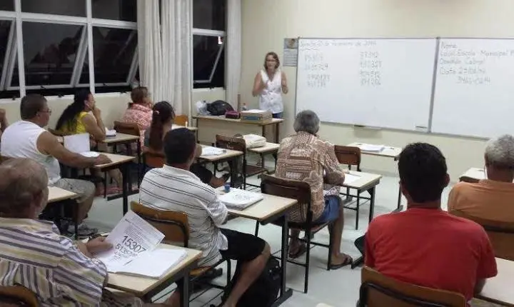 TAXA DE ANALFABETISMO CAI AO MENOR NÍVEL DA HISTÓRIA NO BRASIL