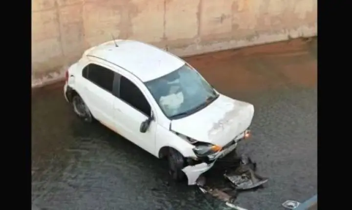 VÍDEO REGISTRA MOMENTO EM QUE CARRO CAPOTA E CAI NO CÓRREGO DO MONJOLO EM PATOS DE MINAS